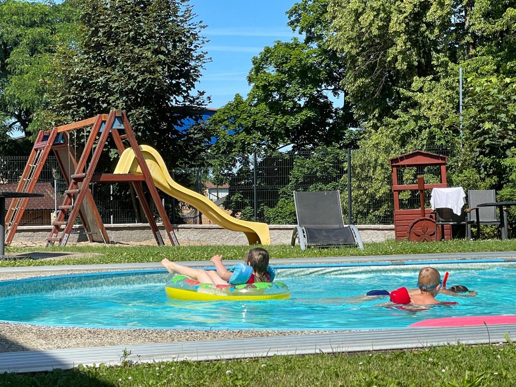 Hotel Benica Benesov  Buitenkant foto